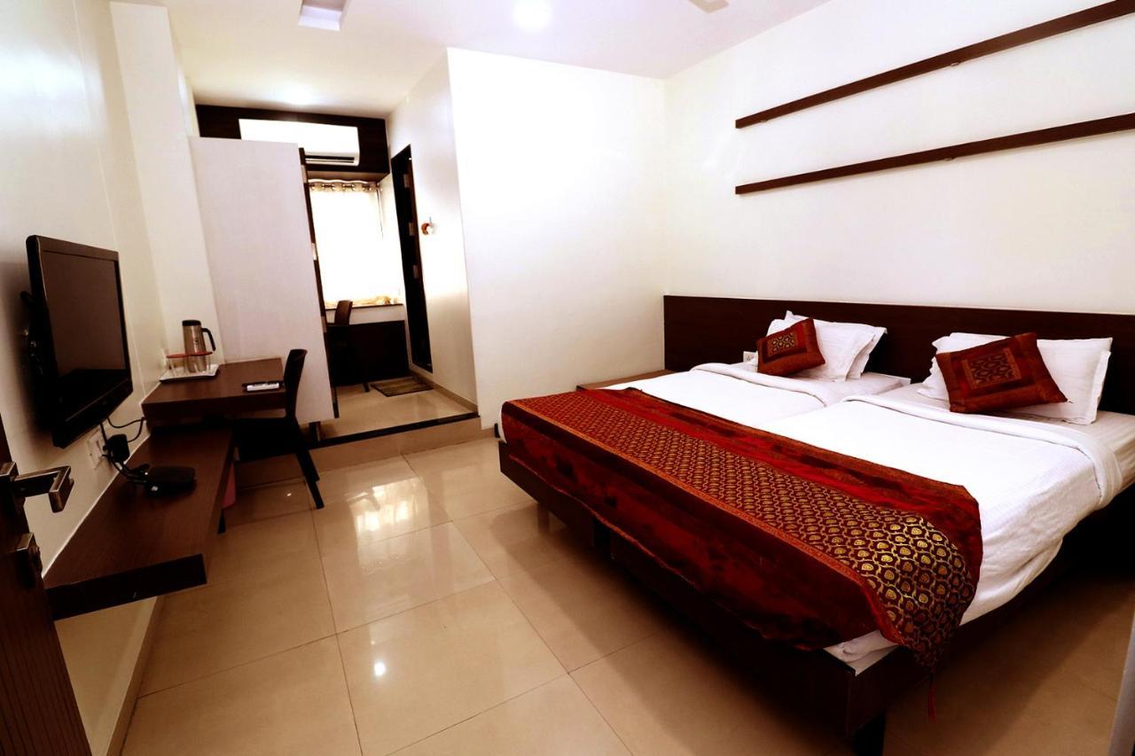 Hotel Girnar Aurangabad  Bagian luar foto