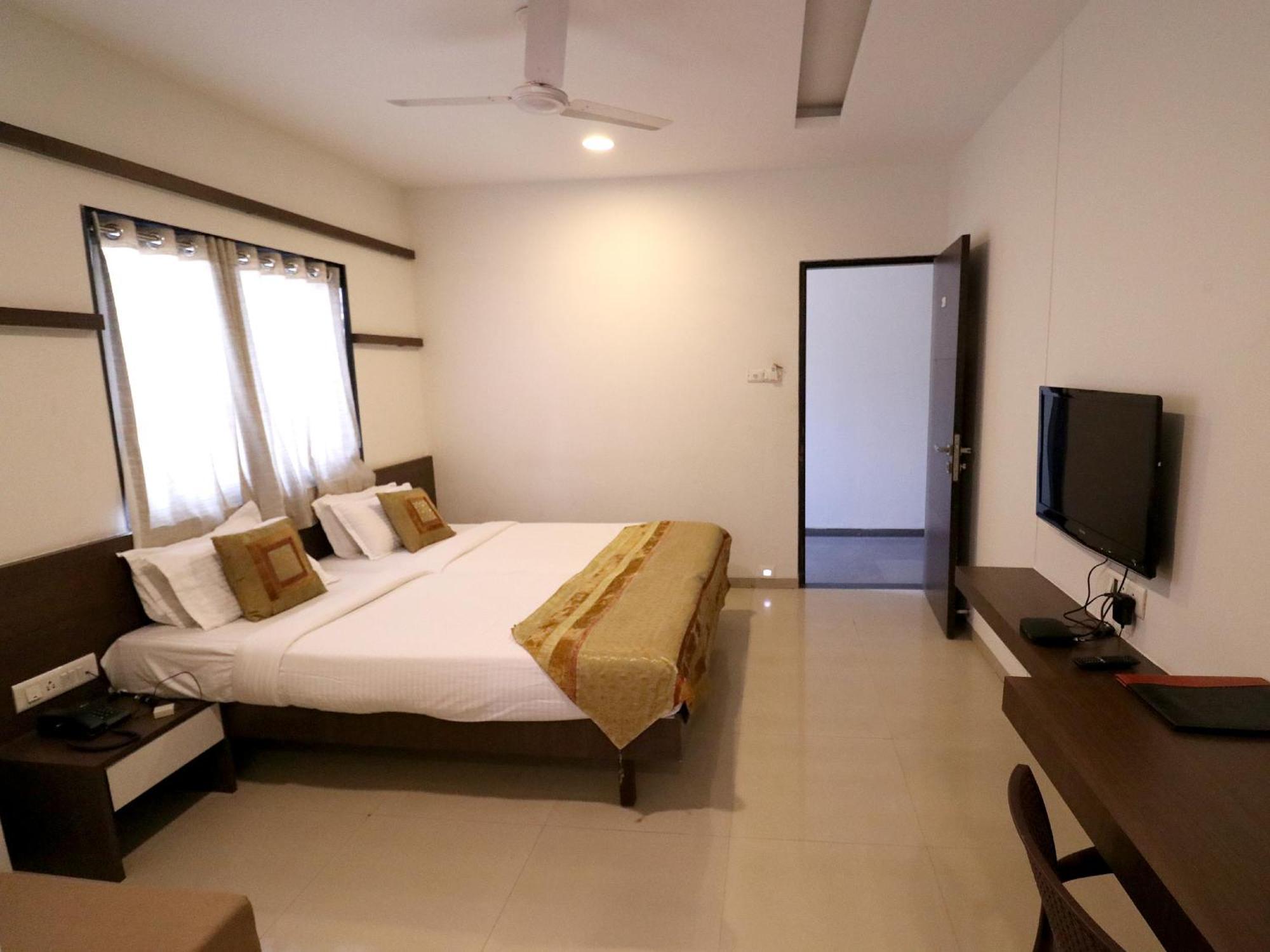Hotel Girnar Aurangabad  Bagian luar foto