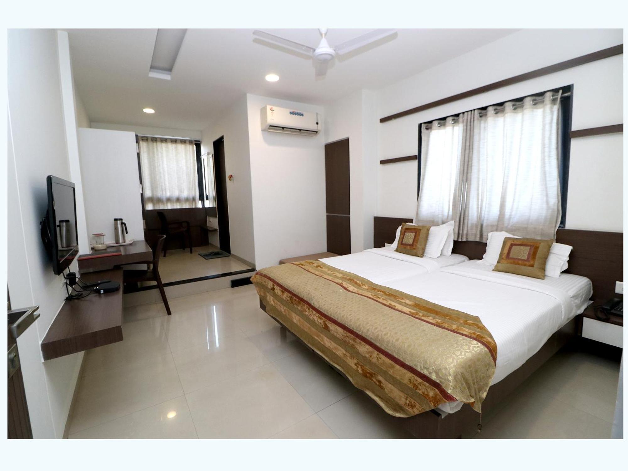 Hotel Girnar Aurangabad  Bagian luar foto