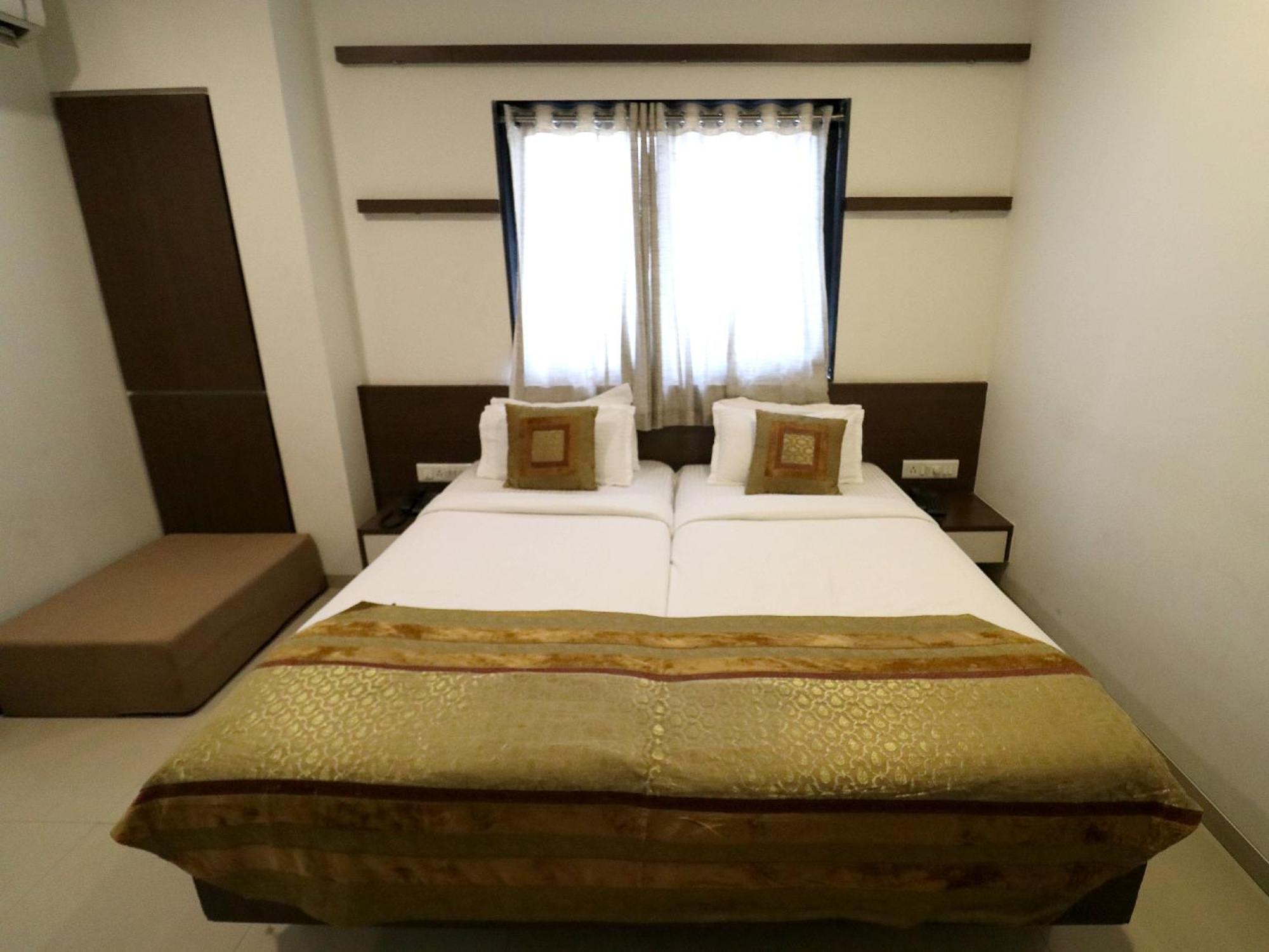 Hotel Girnar Aurangabad  Bagian luar foto