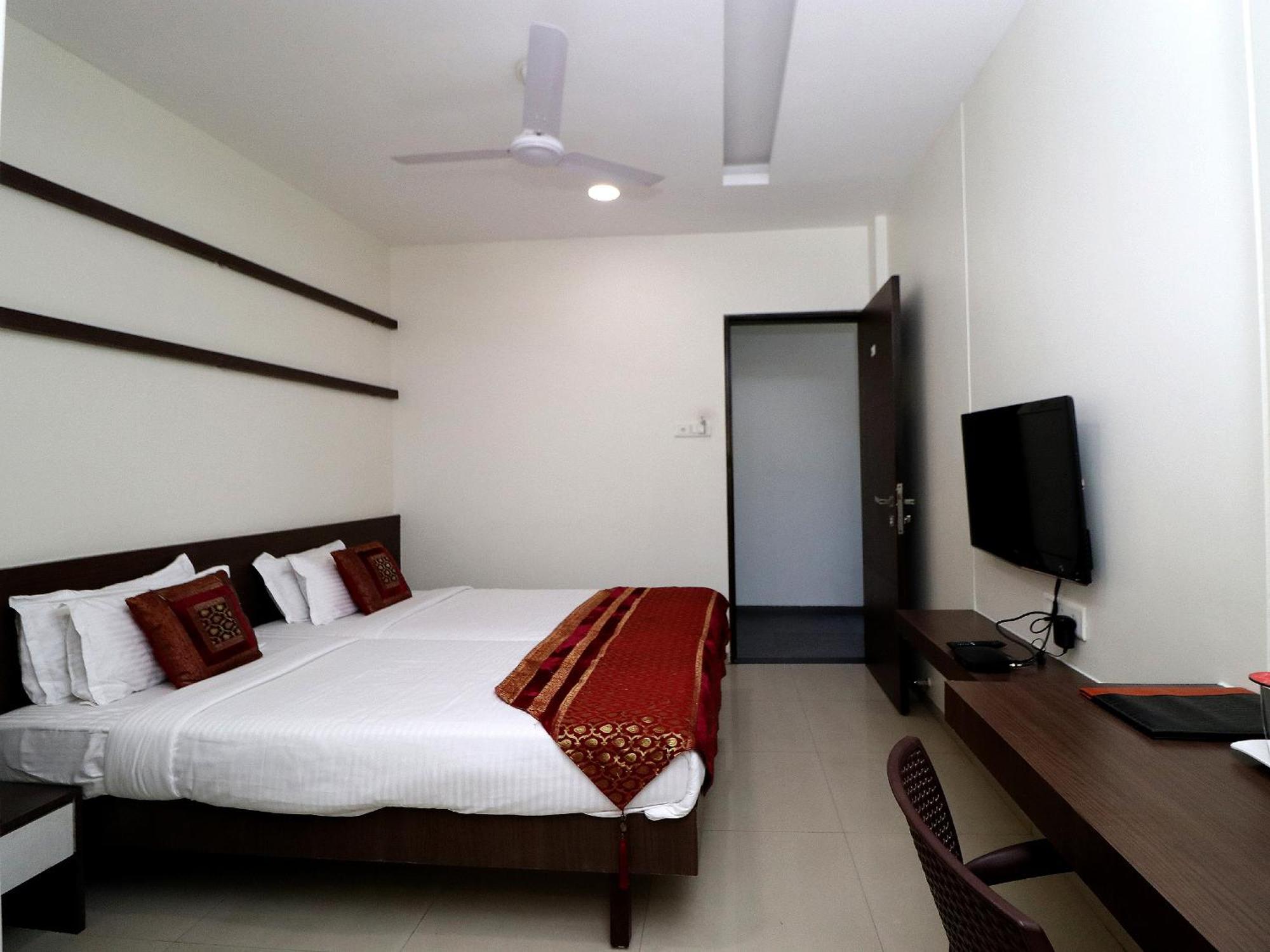 Hotel Girnar Aurangabad  Bagian luar foto
