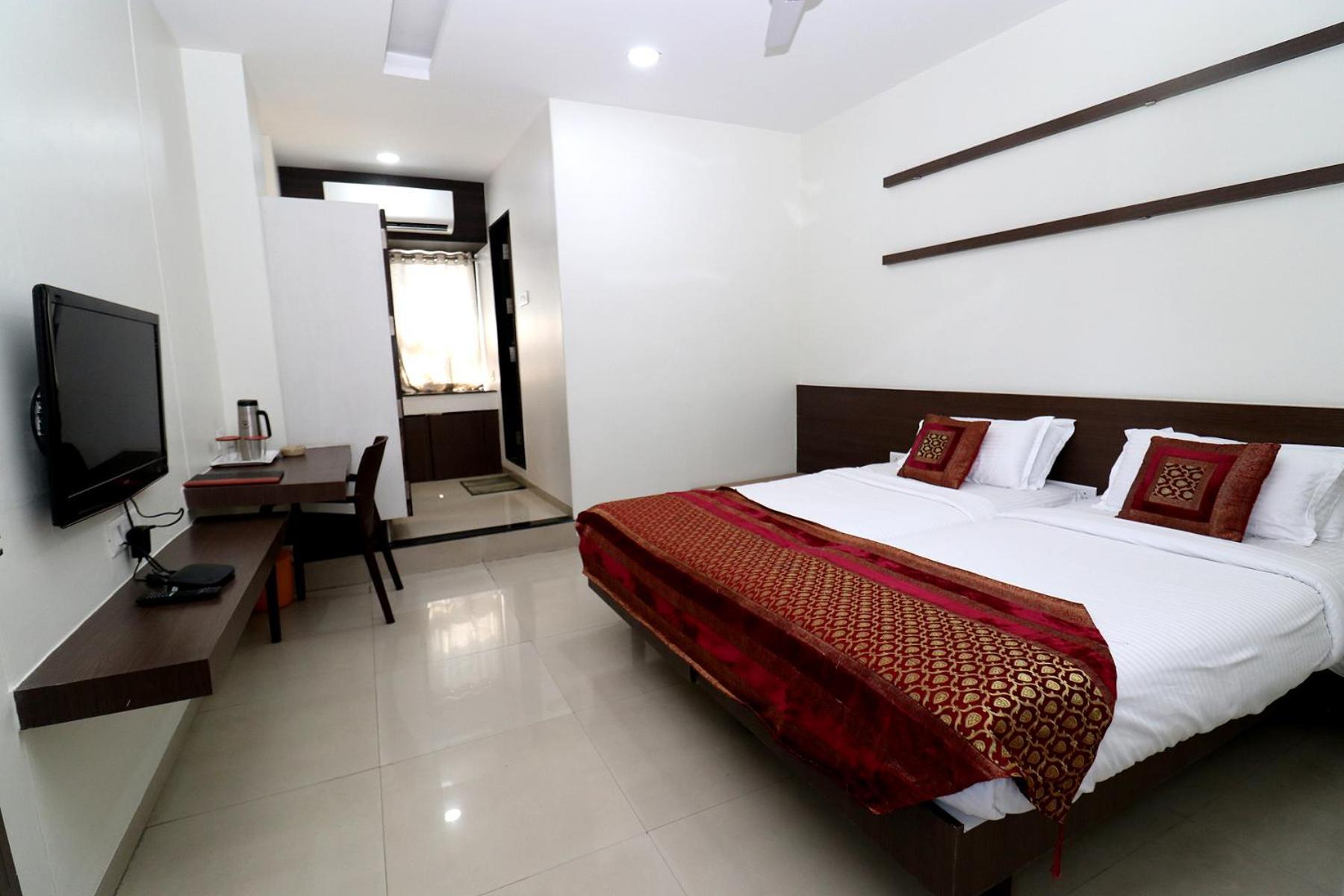 Hotel Girnar Aurangabad  Bagian luar foto