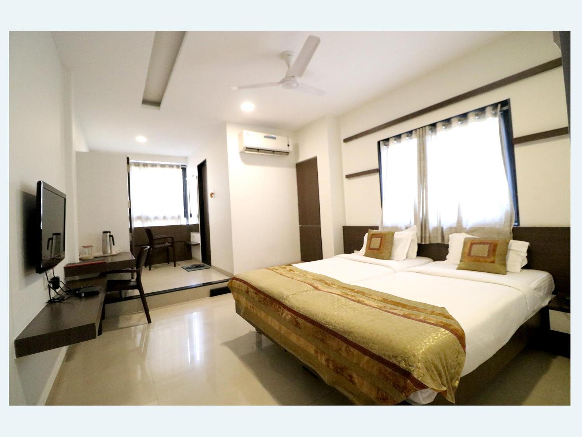 Hotel Girnar Aurangabad  Bagian luar foto