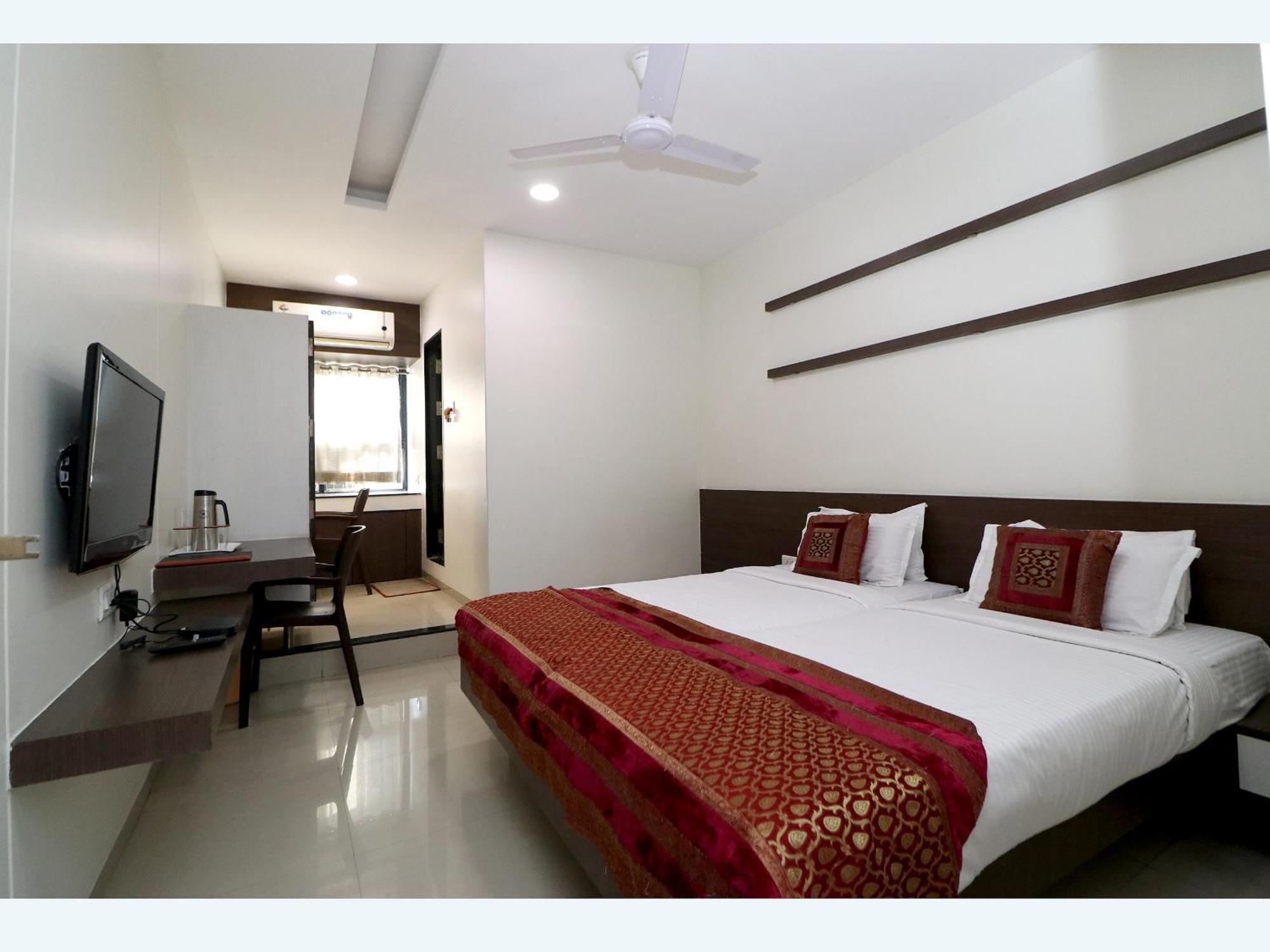 Hotel Girnar Aurangabad  Bagian luar foto