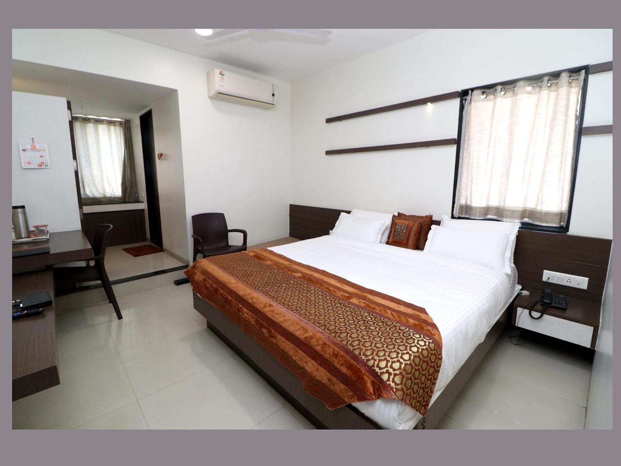 Hotel Girnar Aurangabad  Bagian luar foto