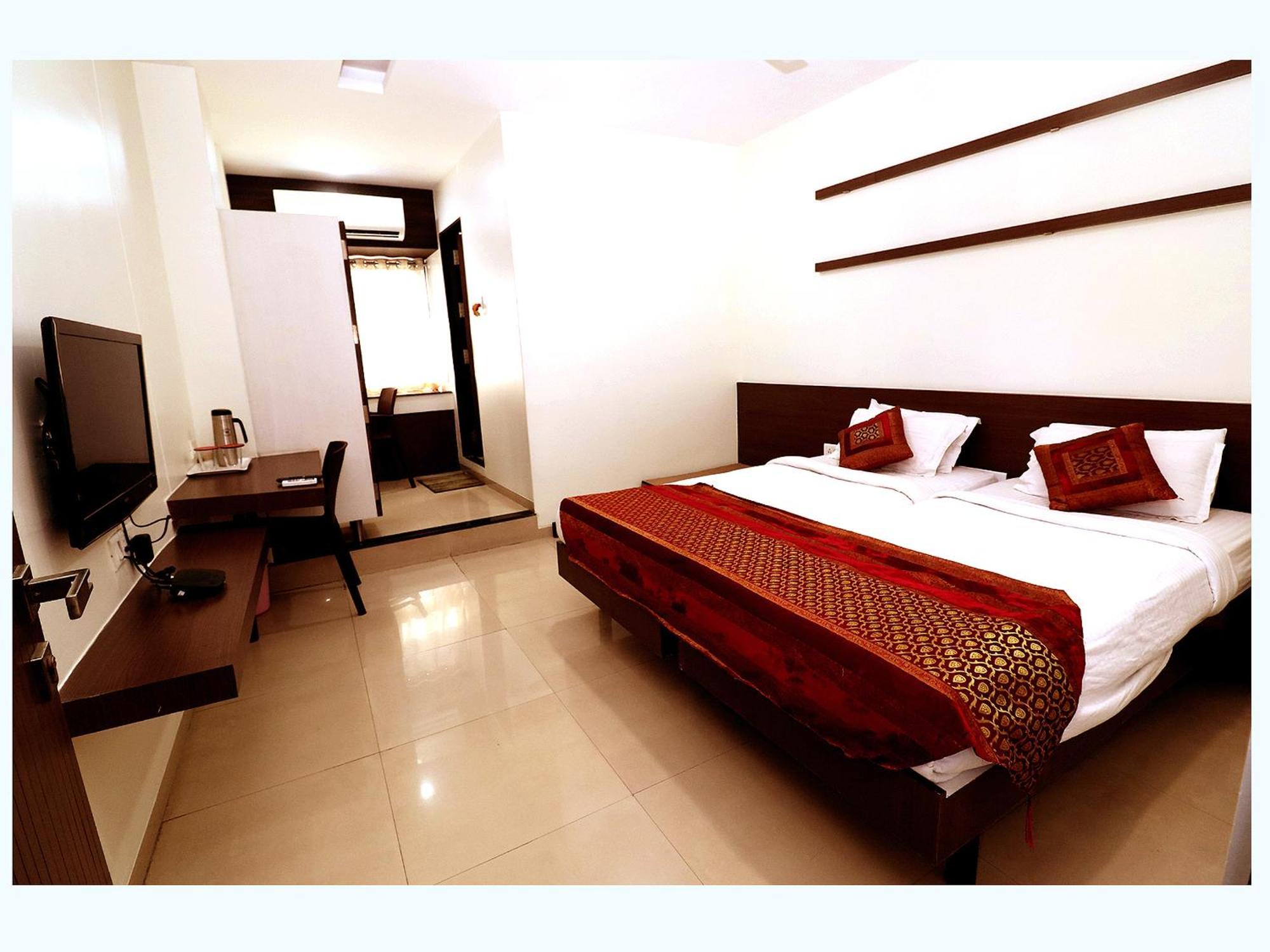 Hotel Girnar Aurangabad  Bagian luar foto