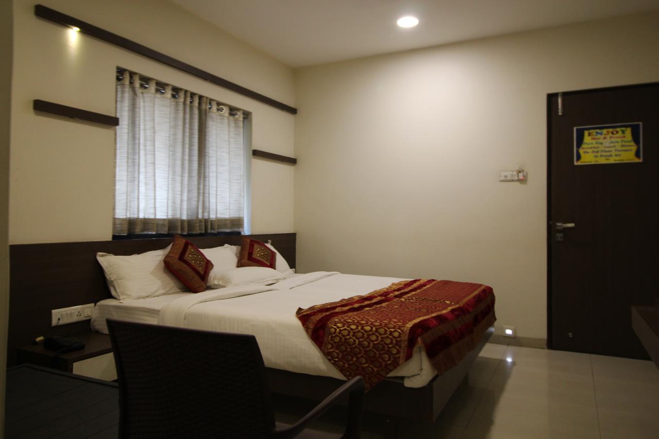 Hotel Girnar Aurangabad  Bagian luar foto