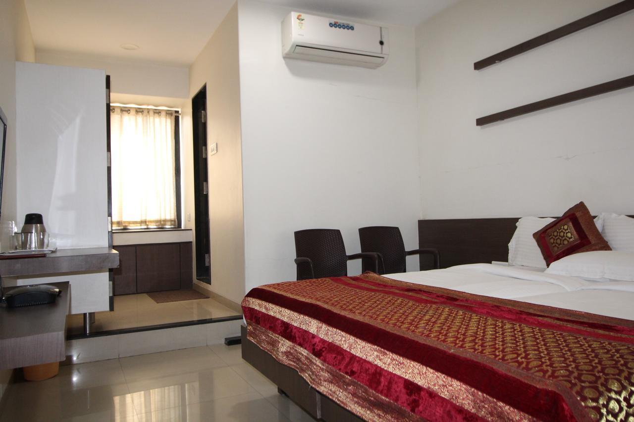 Hotel Girnar Aurangabad  Bagian luar foto