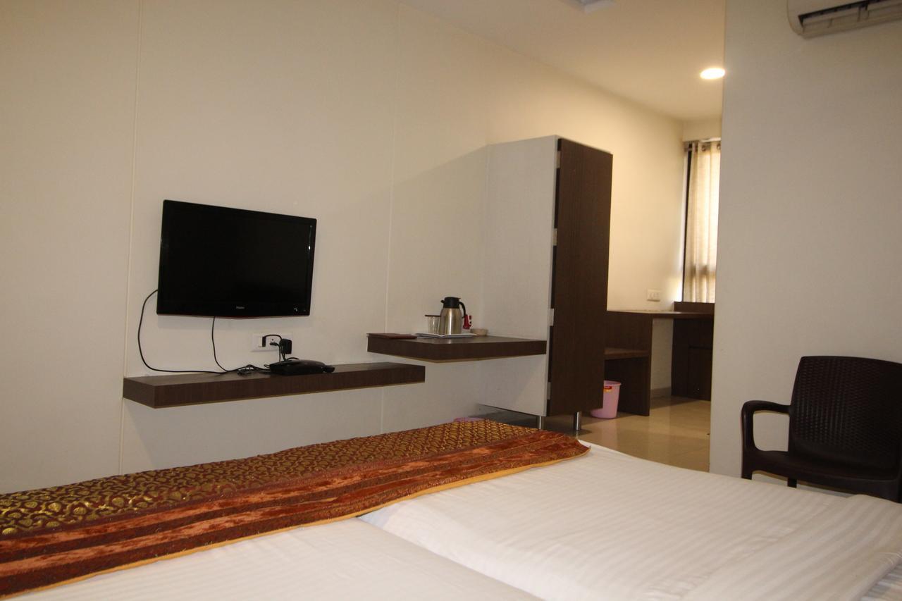 Hotel Girnar Aurangabad  Bagian luar foto