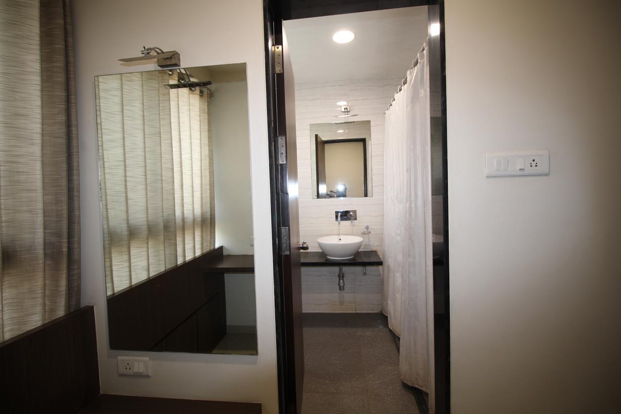 Hotel Girnar Aurangabad  Bagian luar foto